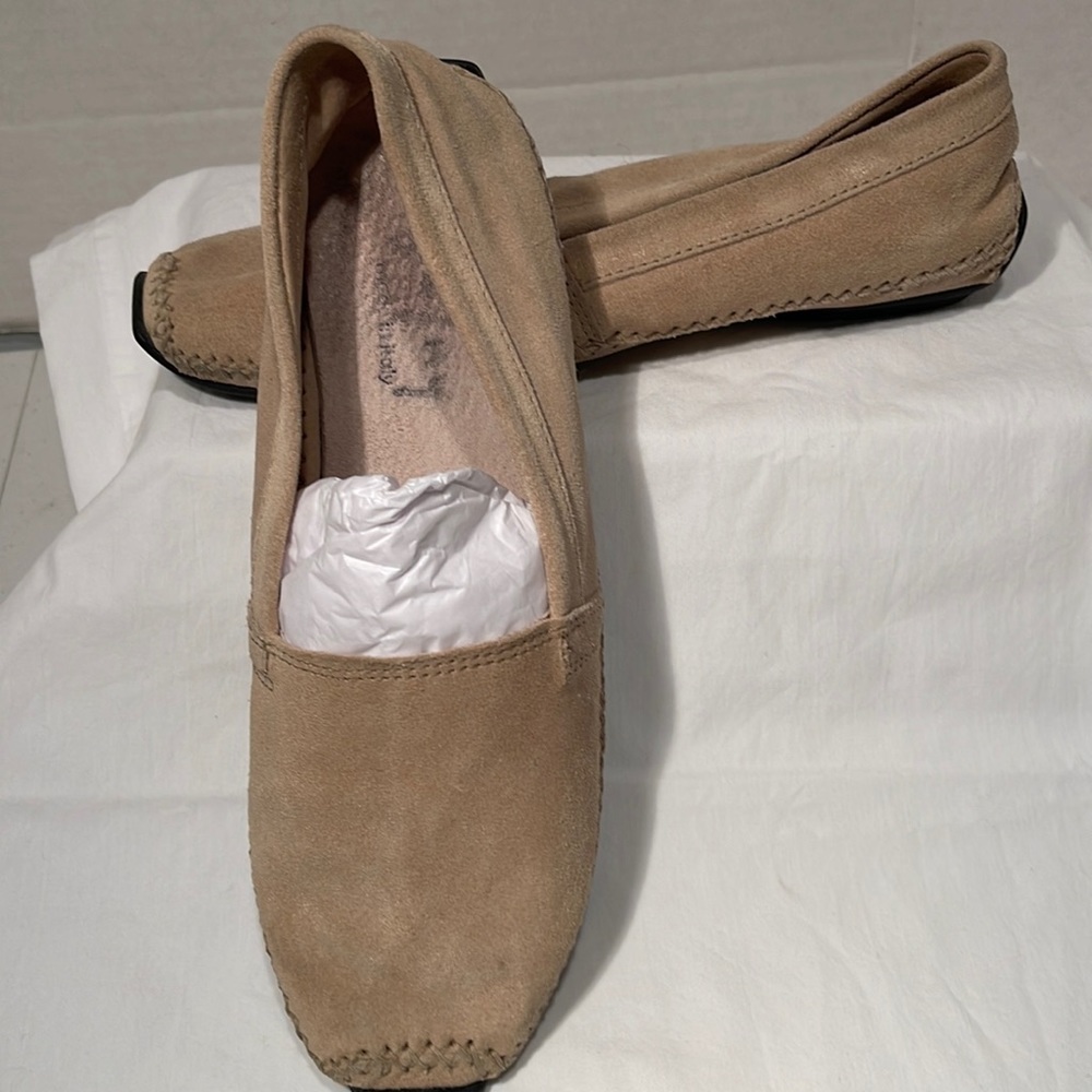 TAN SUEDE MOCCASIN TYPE DRIVING SHOES. SIZE 39 1/2